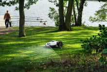 Laden Sie das Bild in den Galerie-Viewer, Husqvarna Automower 430V NERA mit Garage
