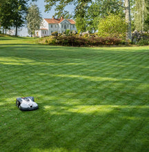 Laden Sie das Bild in den Galerie-Viewer, Husqvarna Automower 430V NERA mit Garage